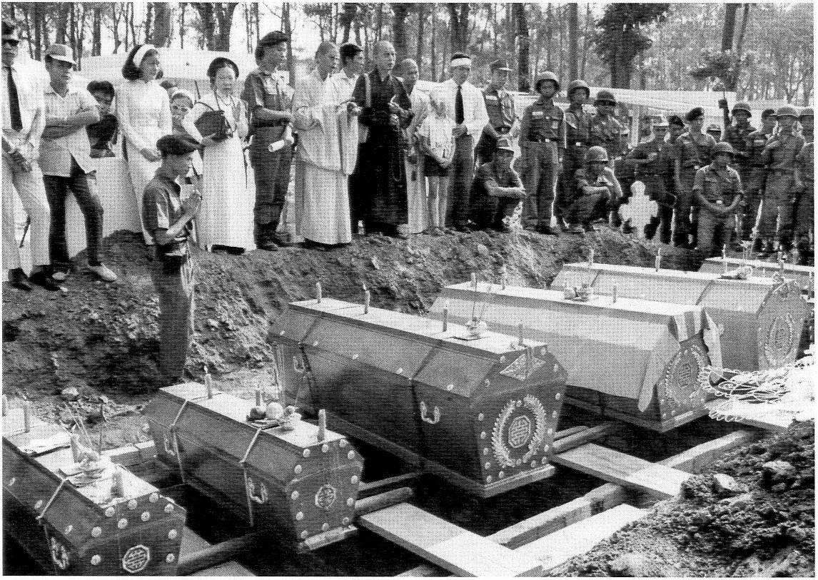 Mourners-line-the-grave-site-Colonel NguyenTuan