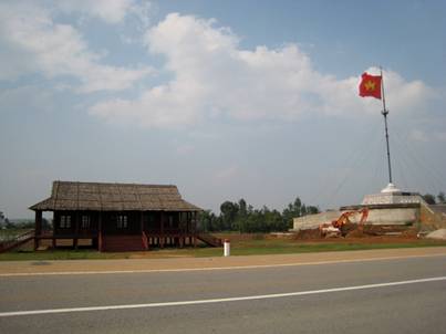 Kỳ đài vừa dựng phía Bắc cầu Hiền Lương (Ảnh Saigon Echo)