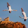 Gary Hunt, người Anh và Orlando Duque, người Colombia, cùng nhau nhảy từ máy bay trực thăng gần đền Poseidon, Hy Lạp.