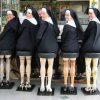 Tại sao các nữ tu này ăn mặc hở hang? Không, Chỉ là những chân ghế thôi.