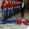Chàng lính hoàng gia ngất trong khi đứng gác tại bữa tối của các thành viên quốc hội Đan Mạch và đồng nhiệm trong nghị viện châu Âu ở Copenhagen. Ảnh: Photoshot.