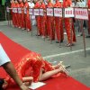 Lễ khai mạc của đại hội thể thao của Trung Quốc ở tỉnh Hồ Nam bị gián đoạn sau khi một cô gái gục ngã vì quá nóng. Ảnh: Rex Features.