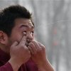 Một người đàn ông sống ở Sơn Đông (Trung Quốc) uống sữa bằng mũi rồi phun sữa ra đường mắt.