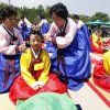 Trong ngày lễ này, các cô cậu thiếu niên diện trang phục truyền thống Hanbok và thực hiện các nghi lễ cổ truyền.