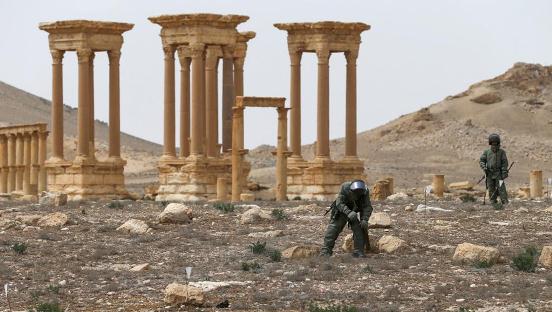 2016-04-10-mideast-crisis-syria-palmyra-de-mining