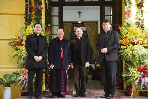 phai-doan-ngoai-giao-toa-thanh-toi-ha-noi