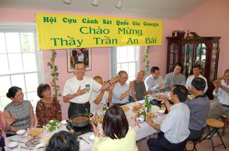 Cò Nhì (phu nhân ngồi bên phải): “Năm năm, sáu tháng, bẩy ngày”