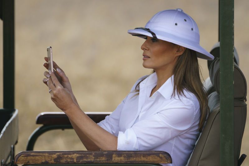 Melania-cellphone