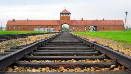auschwitz-birkenau-main track
