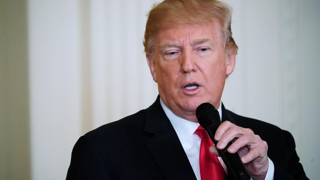 Trump duyetbinh